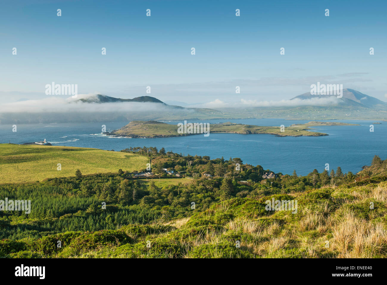 Fotografia scattata dall' isola Valentia, con Beginish Island e le colline di Killelan avvolto nella nube. Contea di Kerry Irlanda Foto Stock