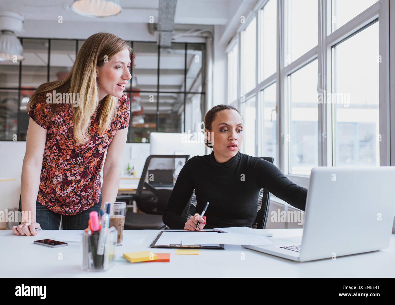 Dirigenti femmine lavora insieme a un nuovo progetto. Il team creativo utilizzando laptop per informazioni in ufficio. Foto Stock