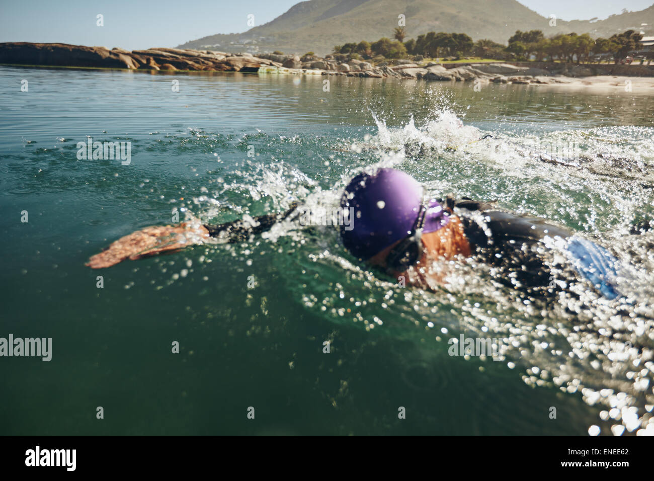 Concorrente maschio nuota freestyle nell'acqua. Atleta maschio nuoto su una concorrenza triathletic. Foto Stock