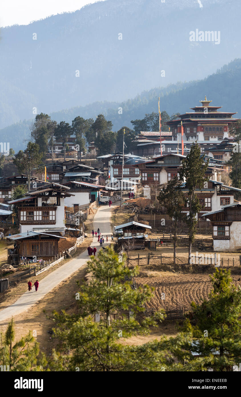 Monastero Gangtey e villaggio, Phobjiokha Valley, Western Bhutan - Asia Foto Stock