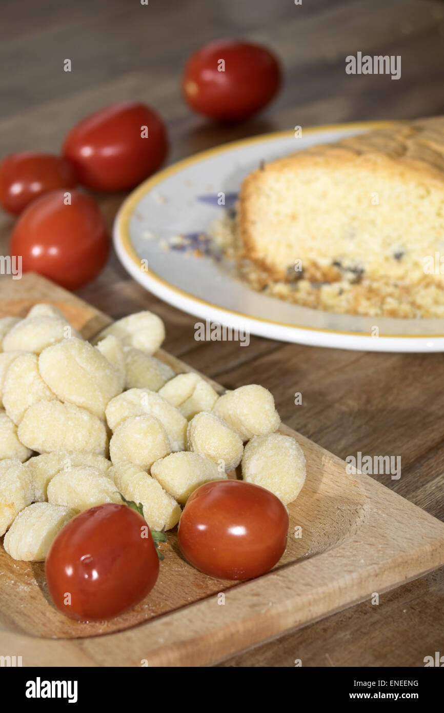 Ricetta tipica del Lazio: gnocchi con pomodoro fresco Foto Stock