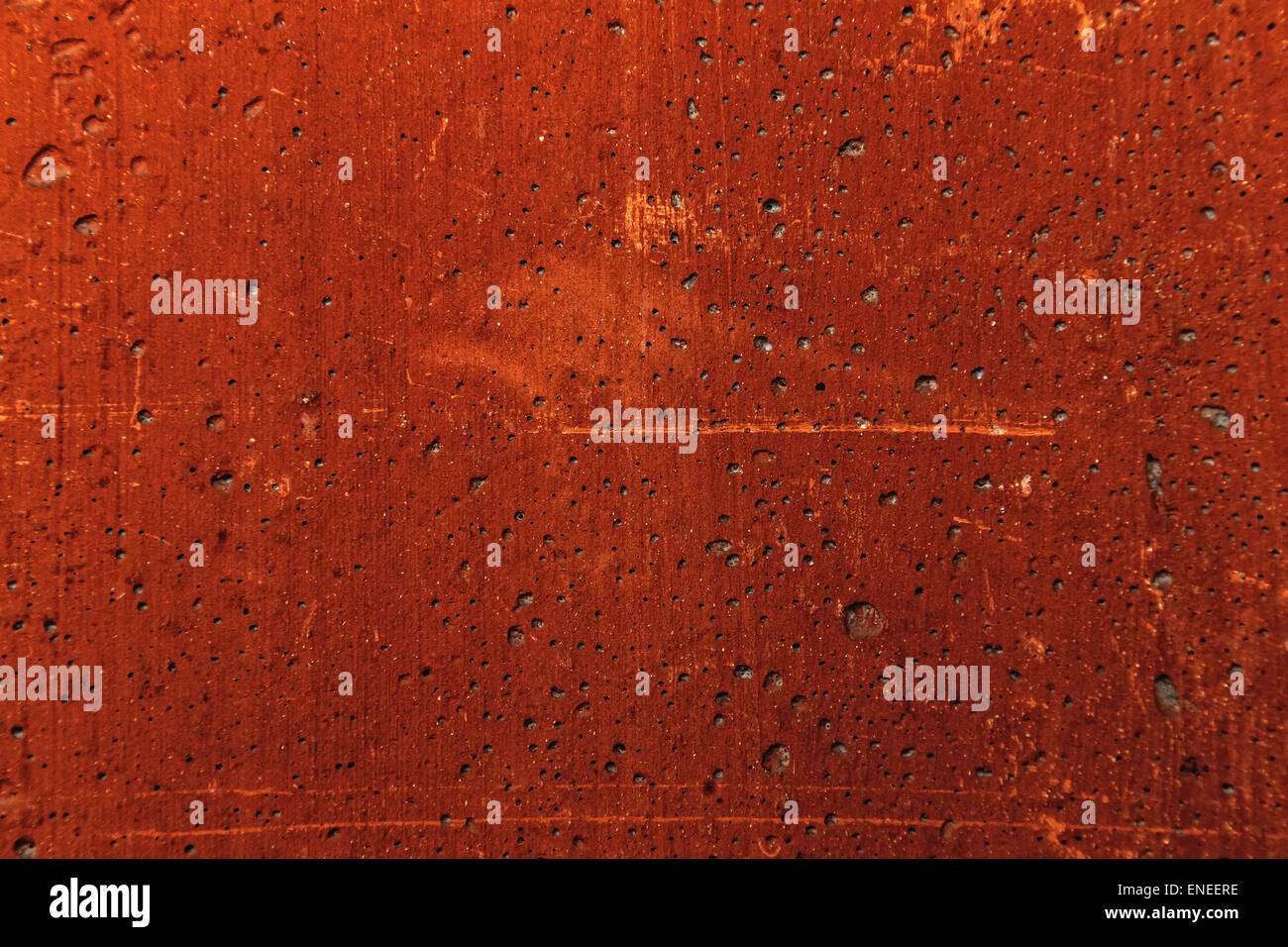 Grunge gesso Cemento o parete di calcestruzzo consistenza colore rosso con graffi Foto Stock