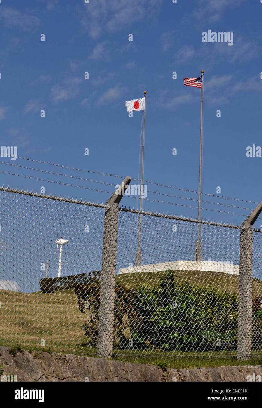 Okinawa, in Giappone: il giapponese e le bandierine americane a Futenma base militare americana Foto Stock