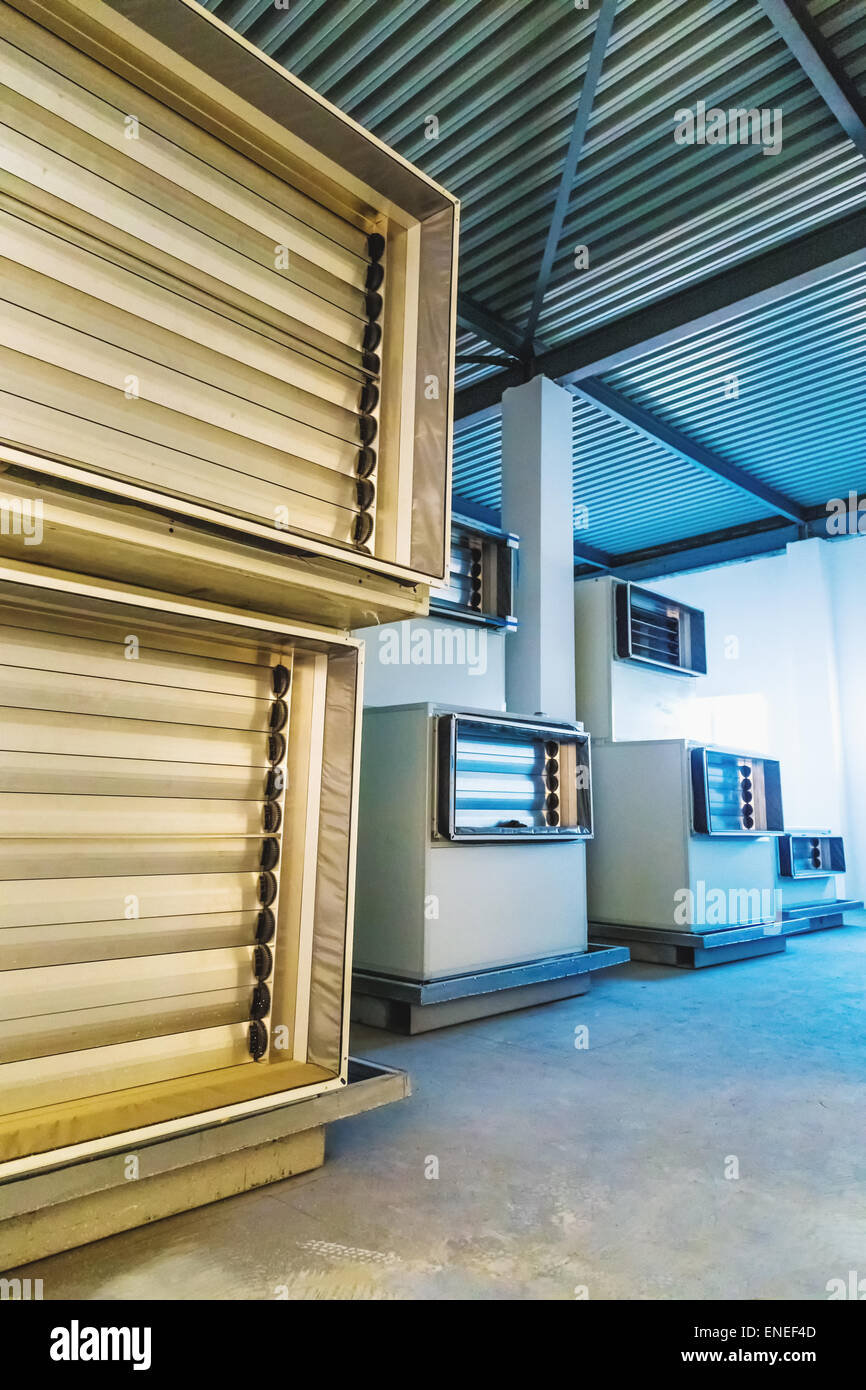 Aria condizionata sala interna con apparecchiature a industria farmaceutica fabbricazione o impianto chimico Foto Stock