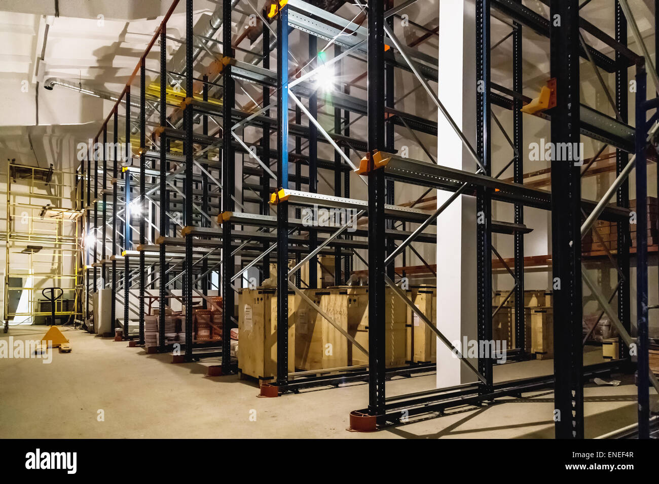 Magazzino interno con gli scaffali vuoti sulla fabbrica o impianto Foto Stock