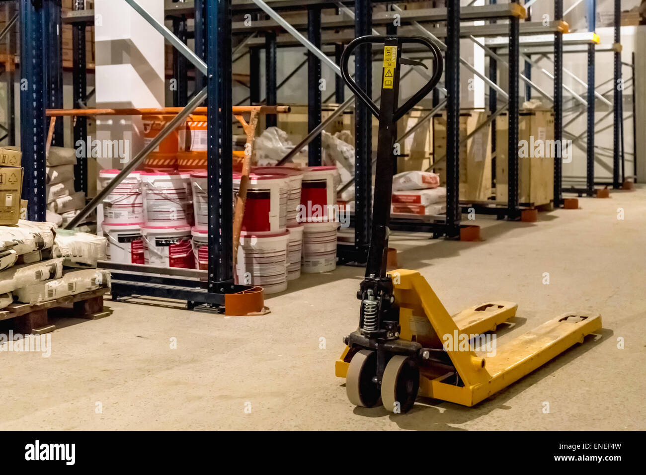 Manuale carrello impilatore di pallet equipaggiamento del carrello in magazzino Foto Stock