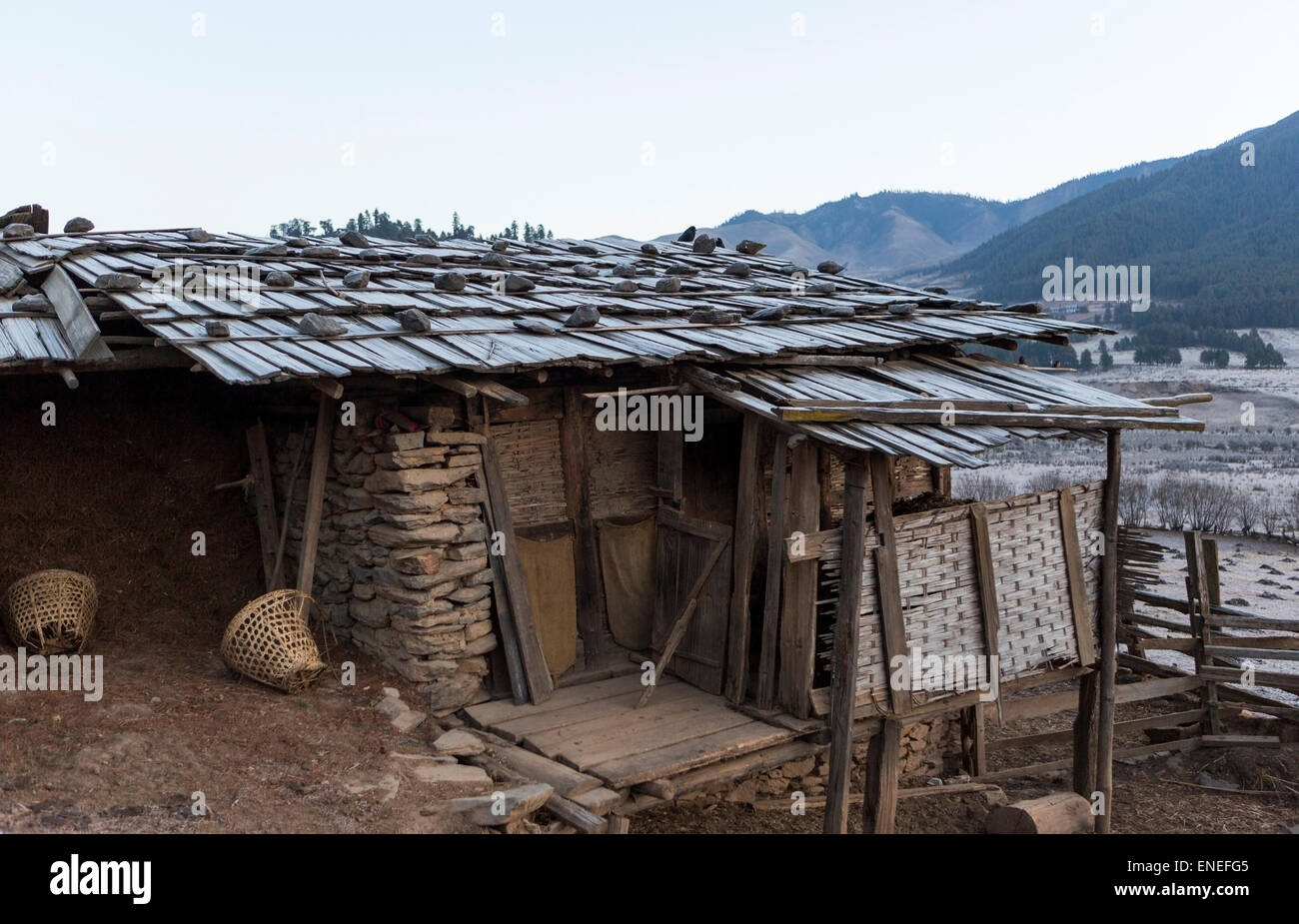 Farm shed tenuto premuto con rocce, Phobjikha Valley, Western Bhutan - Asia Foto Stock