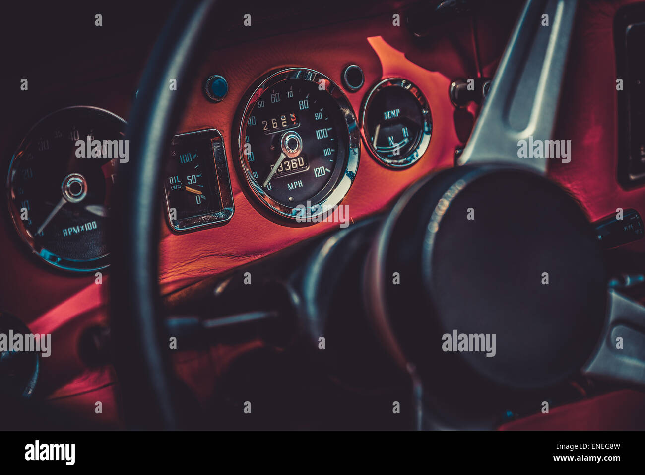 Cruscotto e volante nella parte interna del retro automobile. Elaborati da vintage o retrò filtro effetto Foto Stock