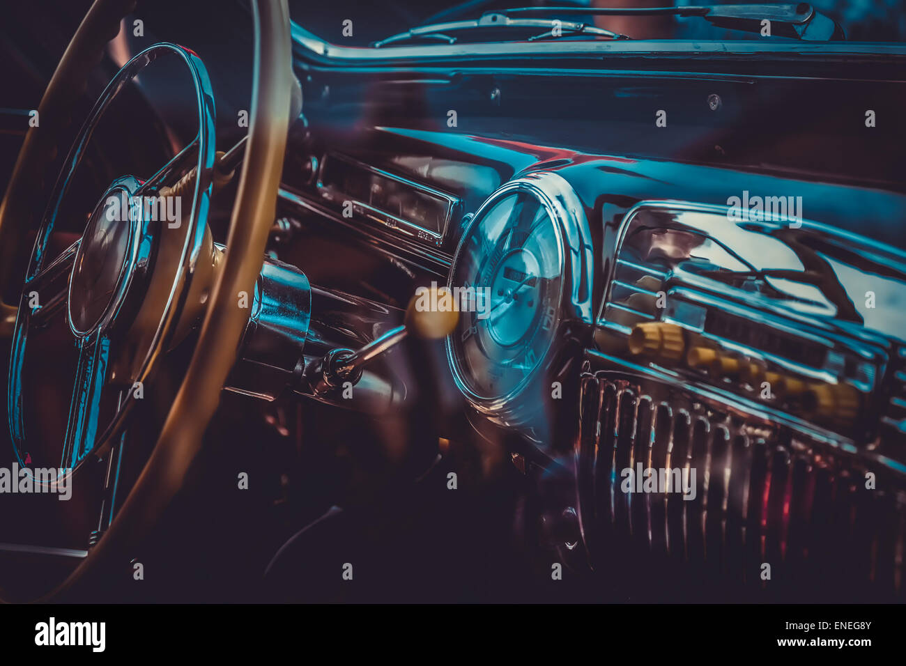 Interno della vecchia automobile retrò con volante e sul cruscotto. Elaborati da vintage o retrò filtro effetto Foto Stock