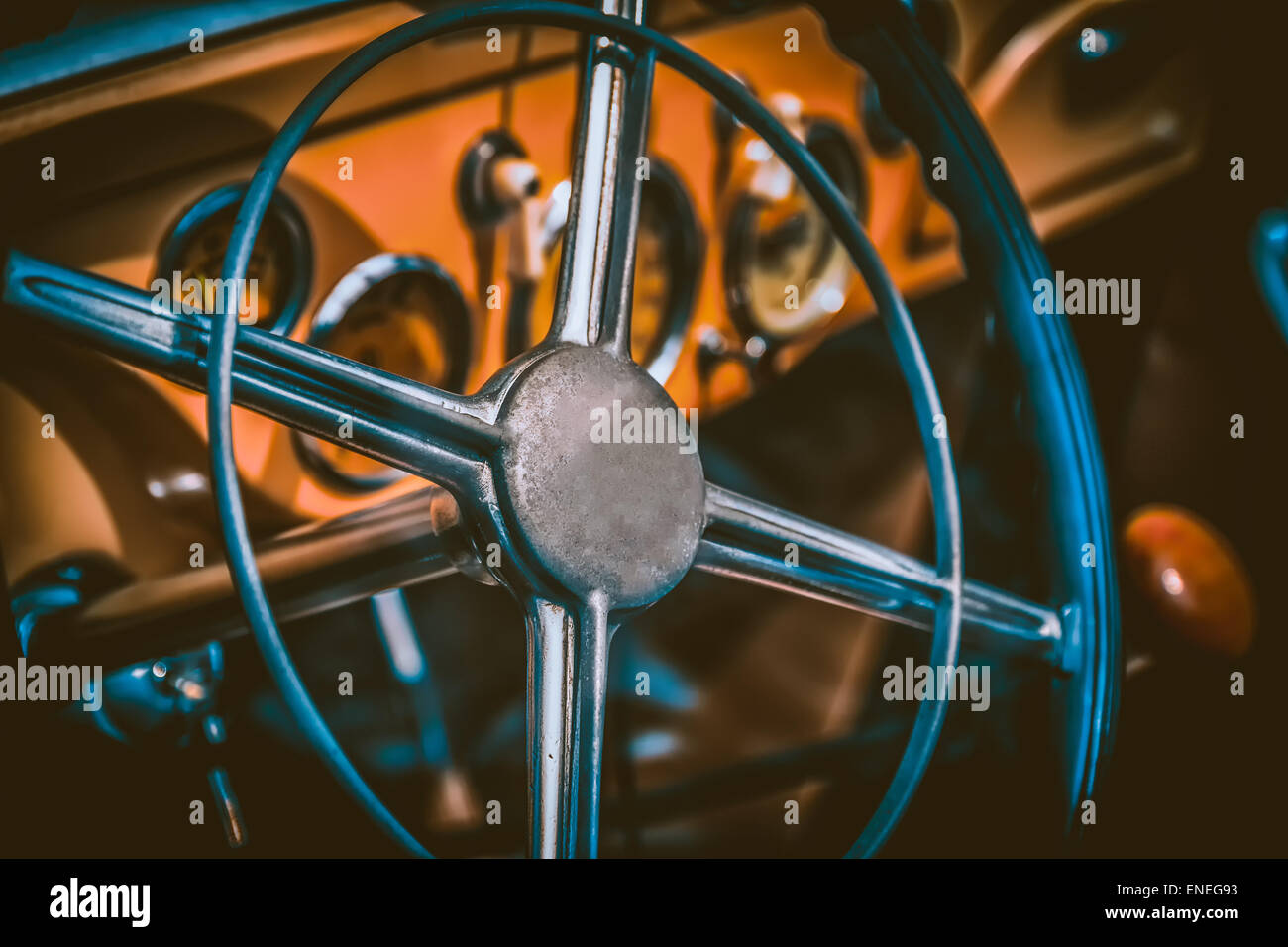 Volante nella parte interna del retro o vecchio automobile. Elaborati da vintage o retrò filtro effetto Foto Stock