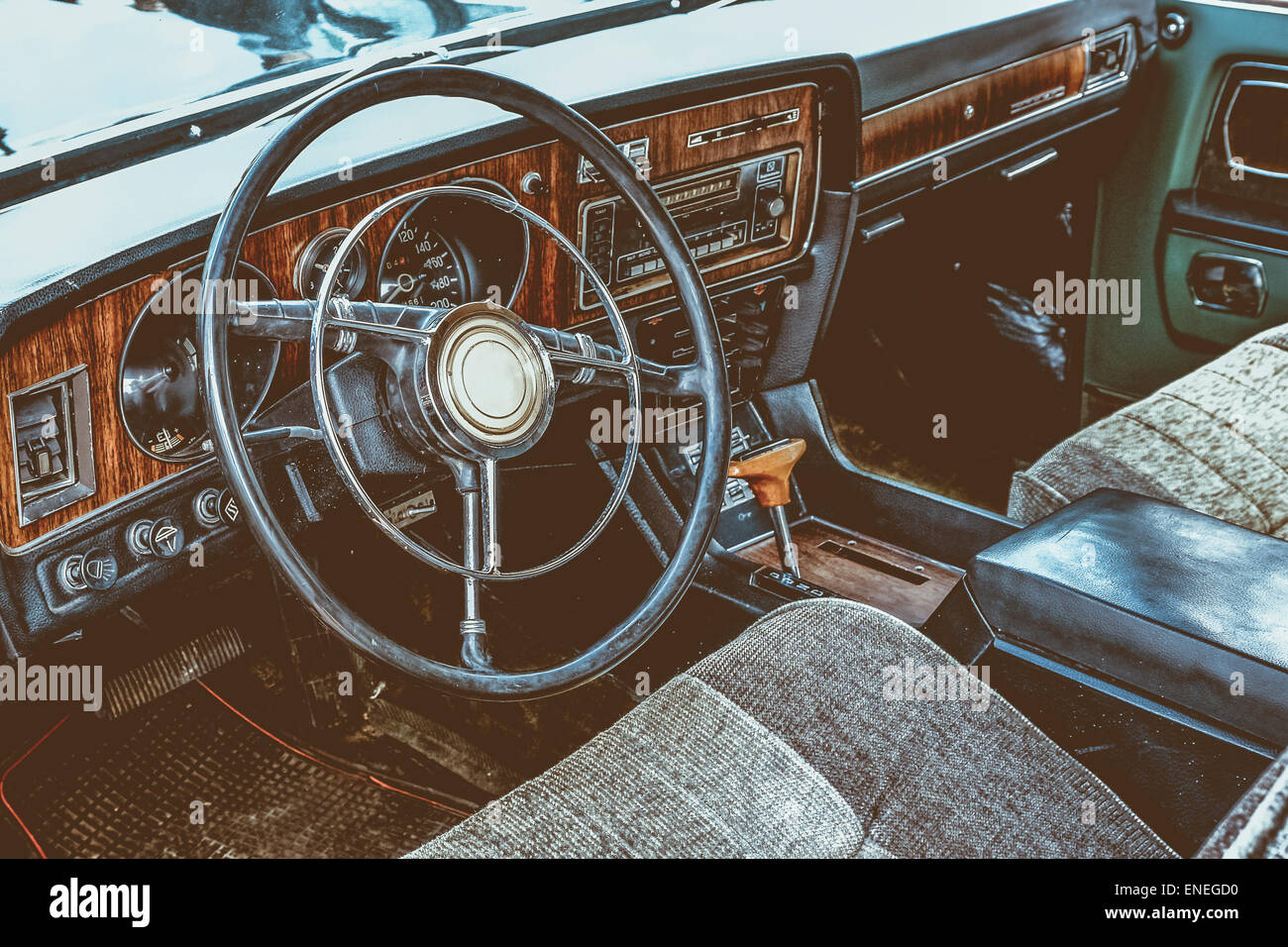 Interno del vecchio retro vintage automobile o auto con volante e sul cruscotto. Elaborati da vintage o retrò filtro effetto Foto Stock