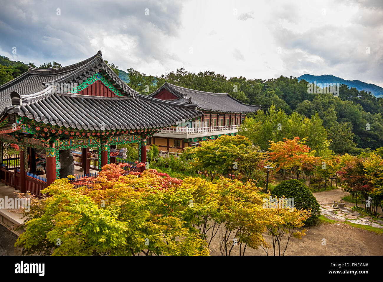 Tradizionali asiatici i monaci buddisti del tempio di montagna in Corea del Sud in autunno Foto Stock