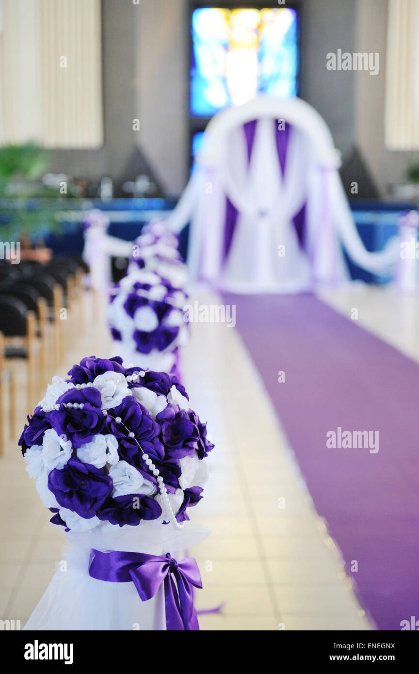 Arco di nozze e fiori in chiesa Foto Stock