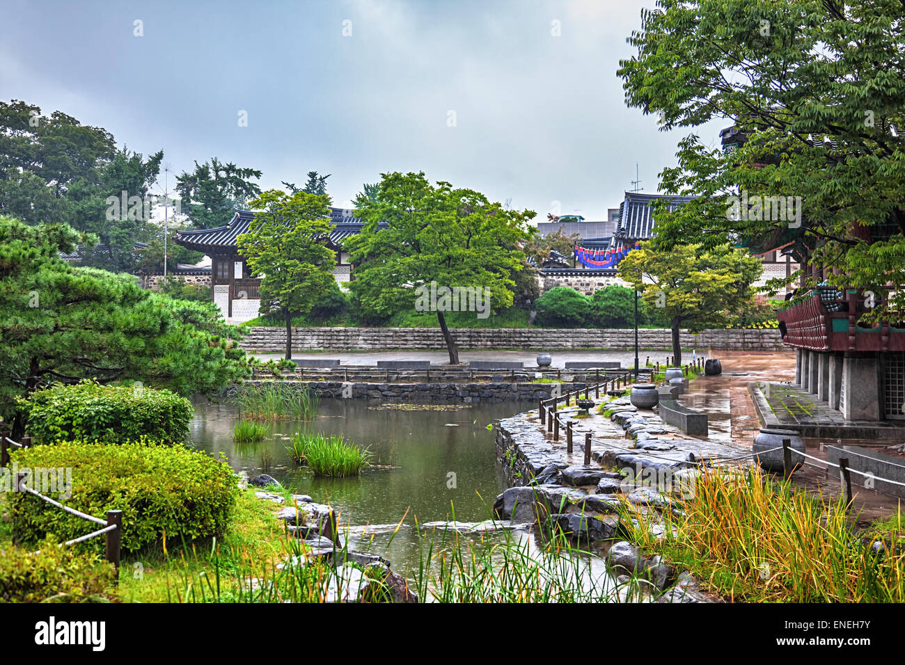 Tradizionale villaggio coreano con vecchi edifici di architettura o di case a nuvoloso e piovoso giorno in Corea del Sud Foto Stock