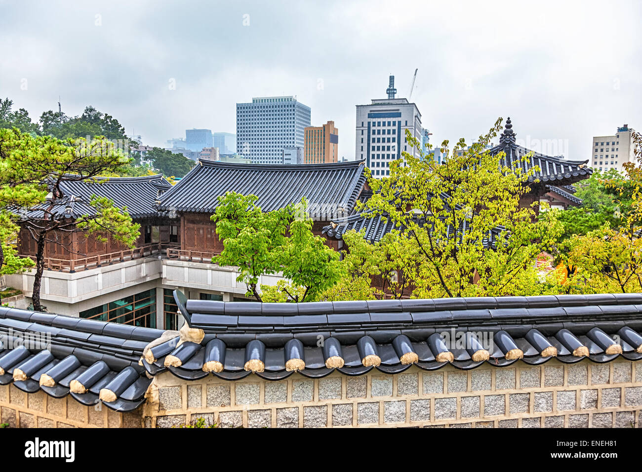 Tradizionale antica e moderna case coreane cityscape in autunno in Corea del Sud Foto Stock