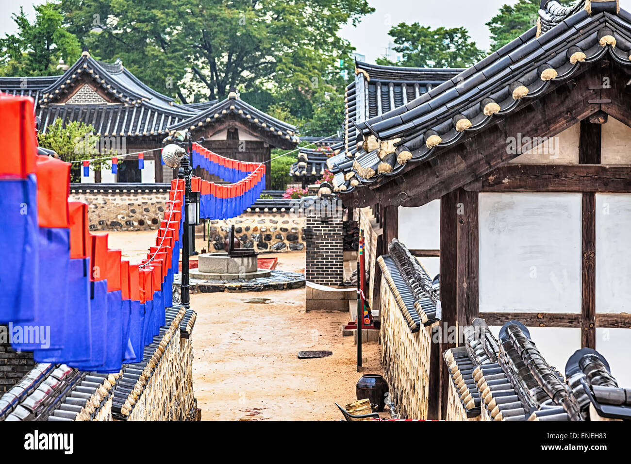 Tradizionale villaggio coreano con architettura antica e case in autunno in Corea del Sud Foto Stock