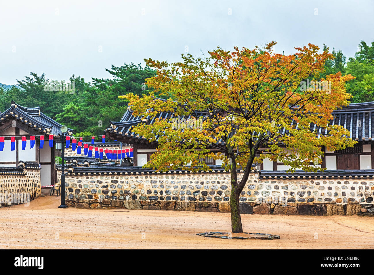 Tradizionale villaggio coreano con architettura antica e case in autunno in Corea del Sud Foto Stock