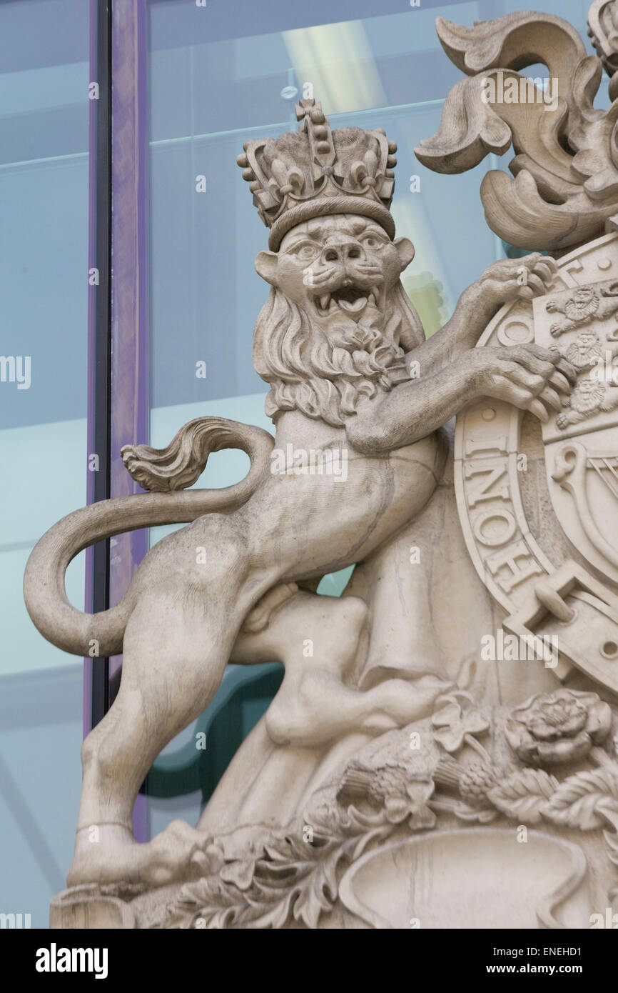 Maestoso leone di pietra contro una finestra di vetro che fa parte del Royal scudo Londra Foto Stock