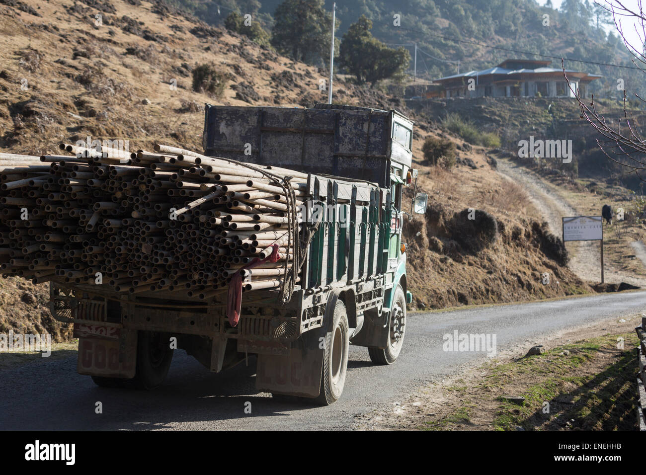 Carrello vicino Rukubji sulla principale autostrada est-ovest in Western Bhutan - Asia Foto Stock