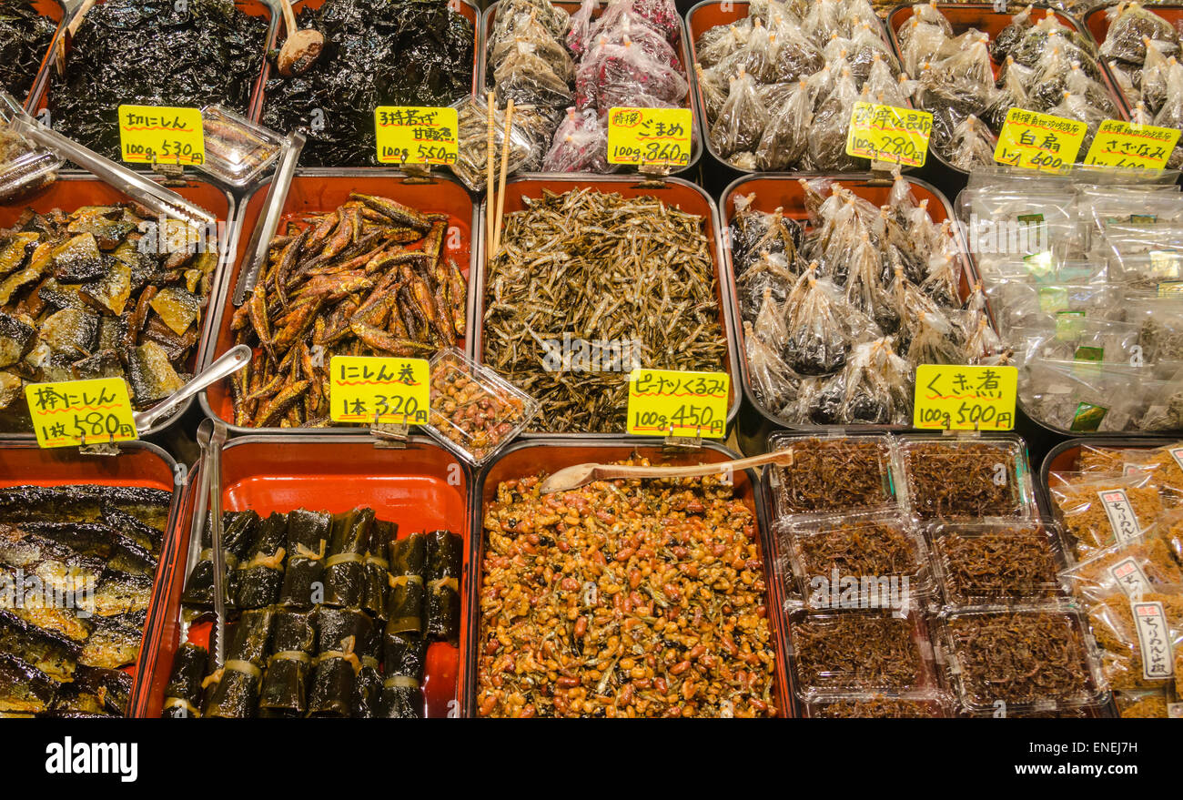 Varietà di conserve di pesce in una fase di stallo nel mercato Nishiki, Kyoto, Kansai, Giappone Foto Stock