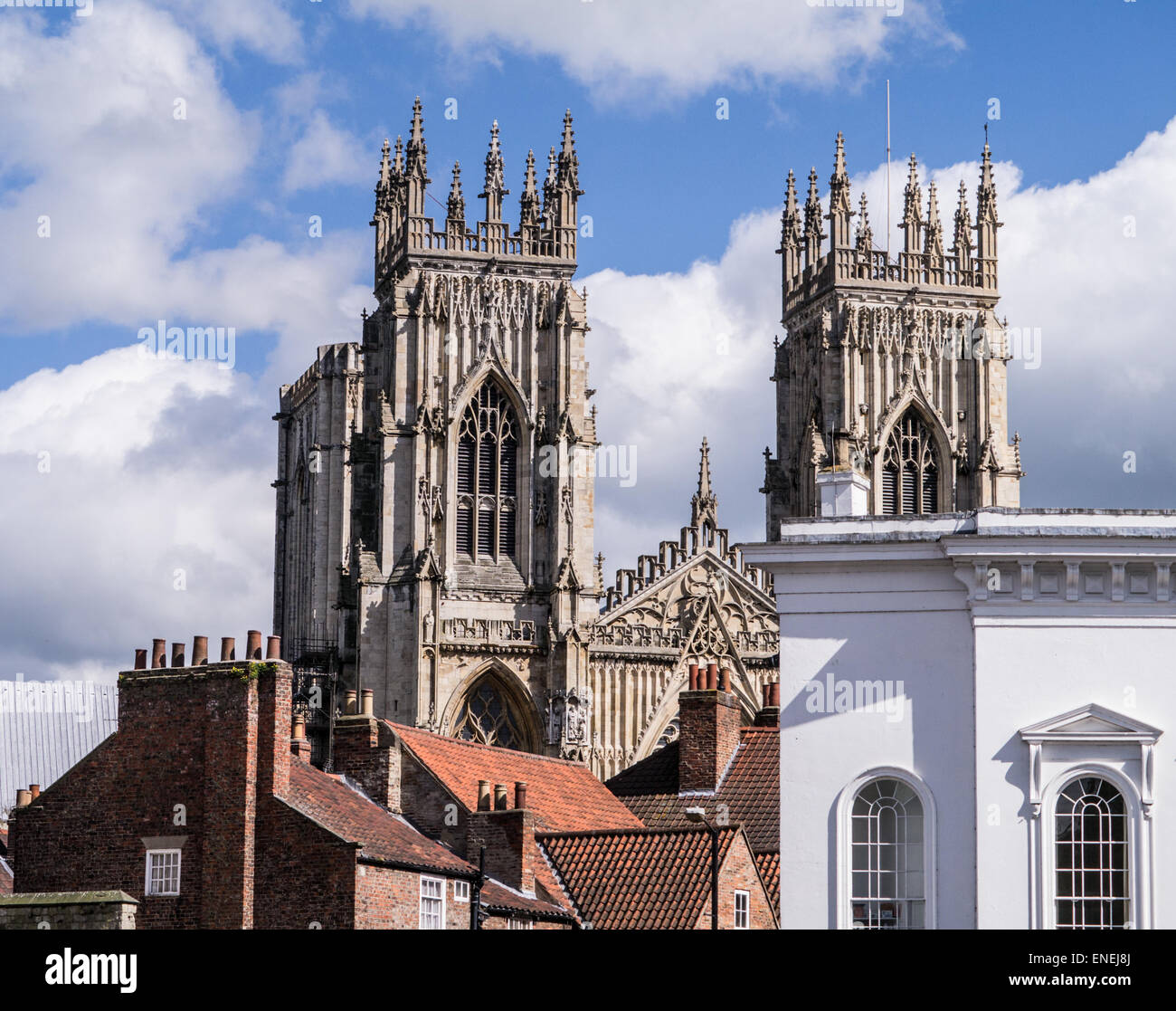 York Minster sopra i comignoli, York, Regno Unito Foto Stock