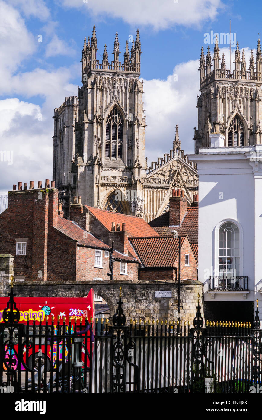 York Minster visto da san Leonard's Place, York, England, Regno Unito Foto Stock