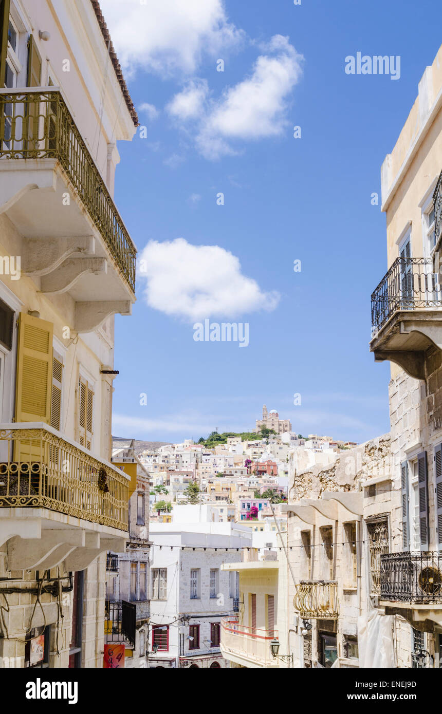 Lo stile Neoclassico case di Ermoupoli con vedute verso la cattedrale greco-ortodossa, Syros Island, Cicladi Grecia Foto Stock