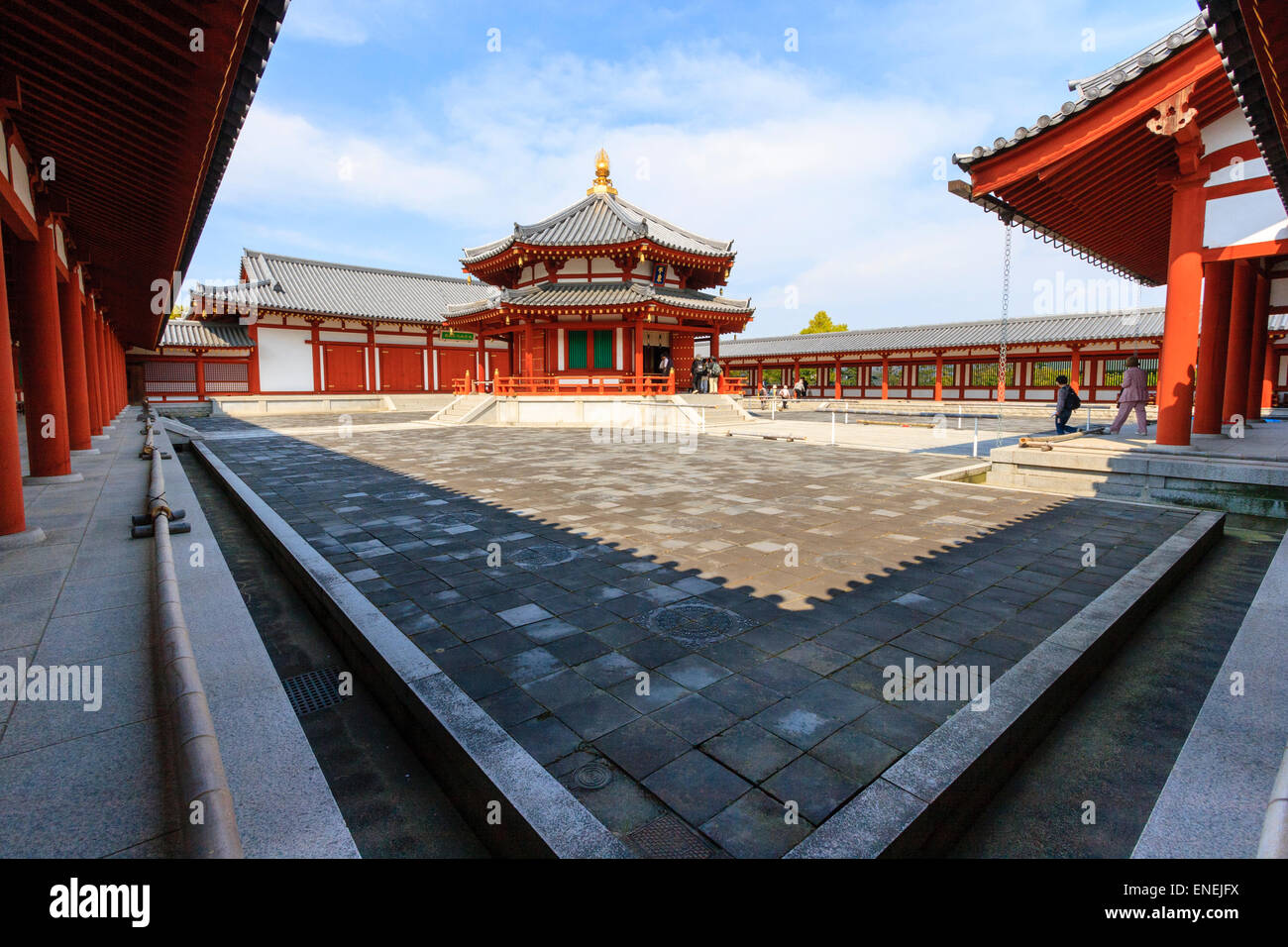 La Sala ottagonale e il cortile del Genjo-sanzoin presso il tempio di Yakushiji a Nara, Giappone. Una sala cinese ha influenzato due piani in vermiglio e bianco. Foto Stock