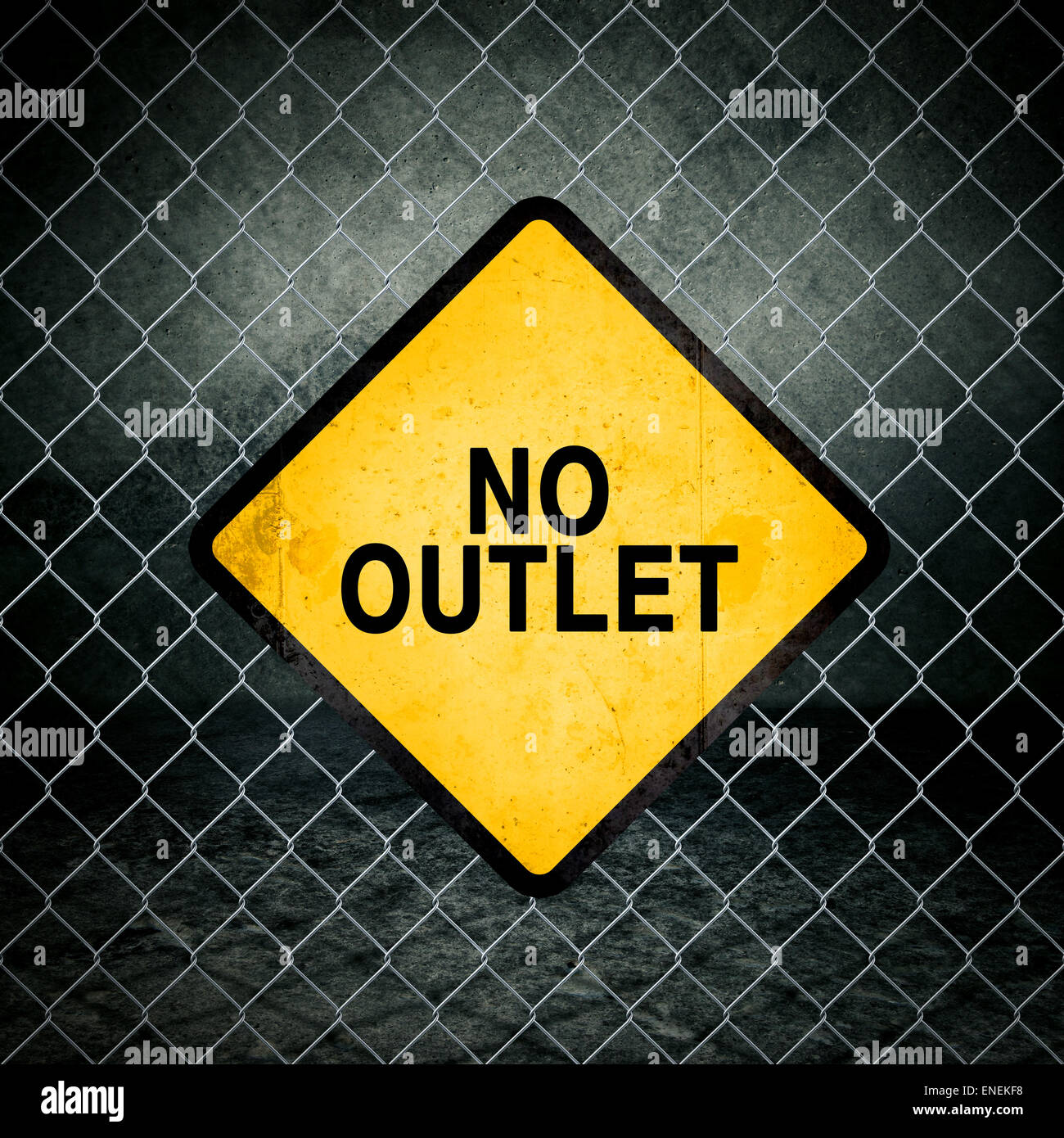 Nessuna uscita Grunge simbolo giallo di avvertimento sulla catena collegamento recinto di magazzini industriali Foto Stock