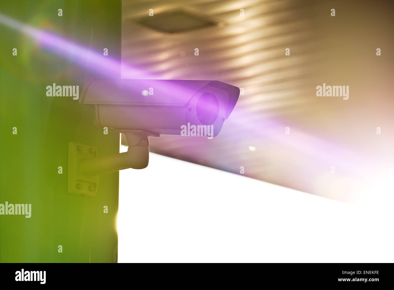 Sicurezza industriale telecamera TVCC montato sulla parete dell'edificio come parte della struttura del sistema di protezione con la luce del sole e la luce parassita, se Foto Stock