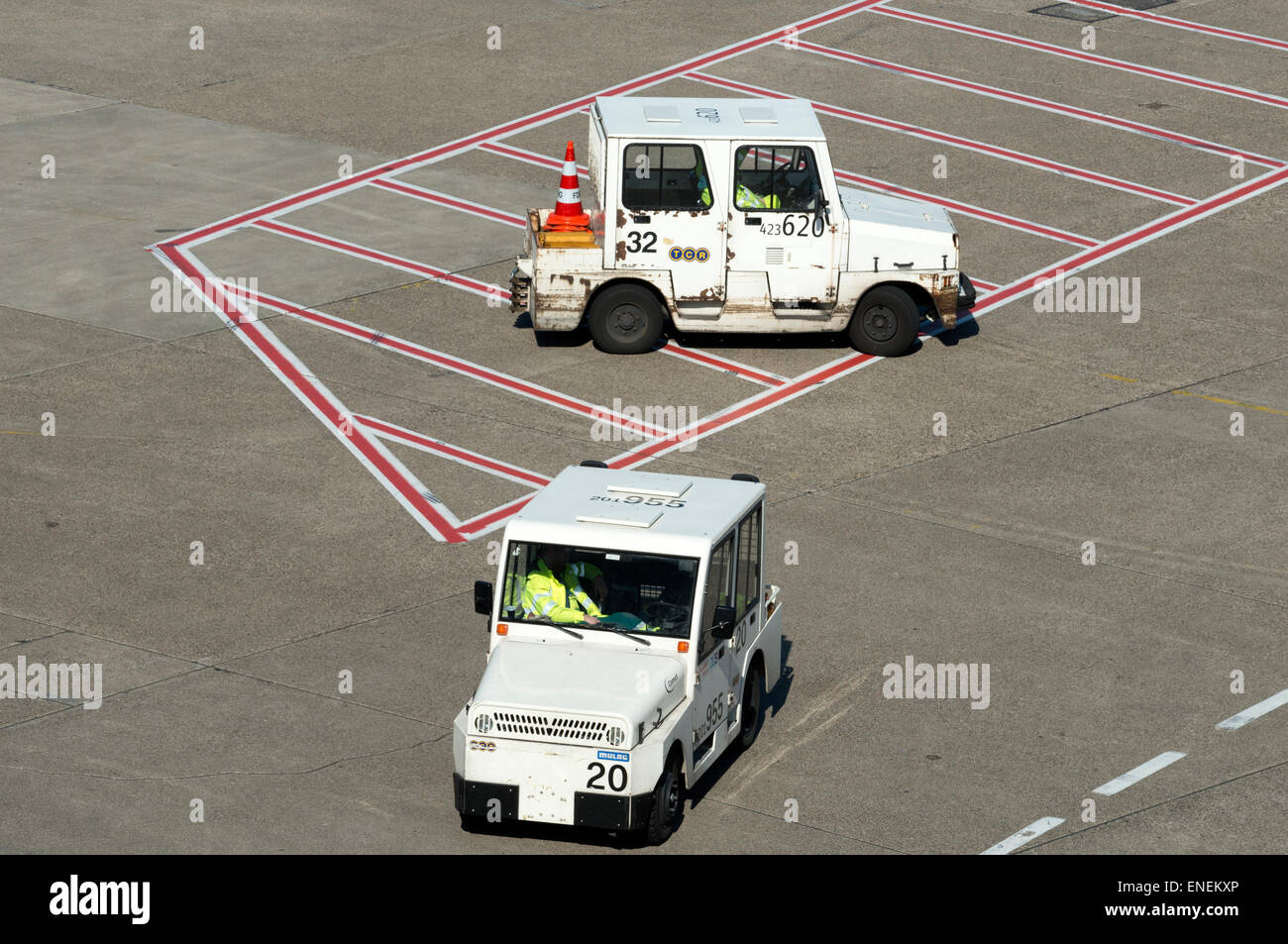 Mulag carrelli di trasporto operanti presso l'aeroporto di Dusseldorf, Germania. Foto Stock