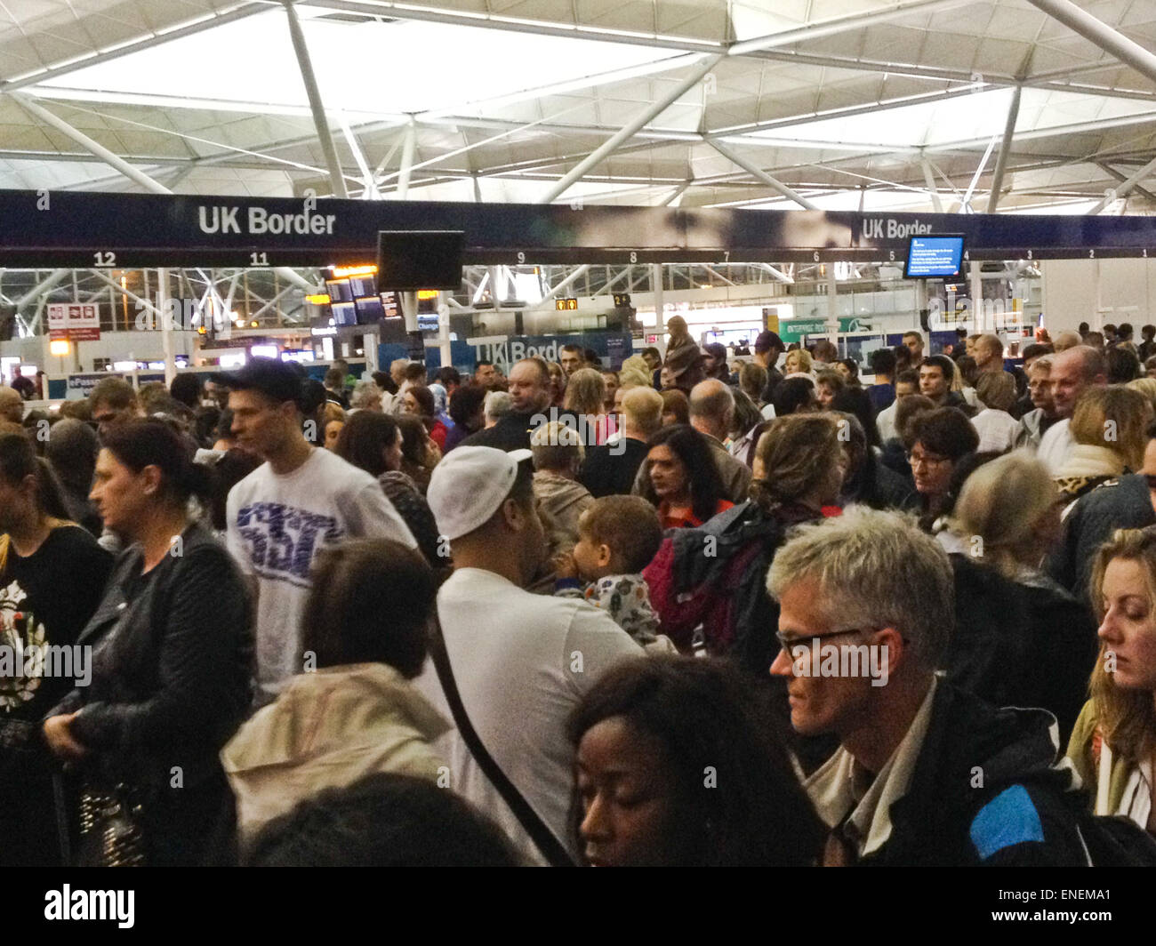 Stanstead, Regno Unito. Xxv Aprile 2015. Un folto gruppo di passeggeri in arrivo attendere al controllo passaporti. Foto Stock