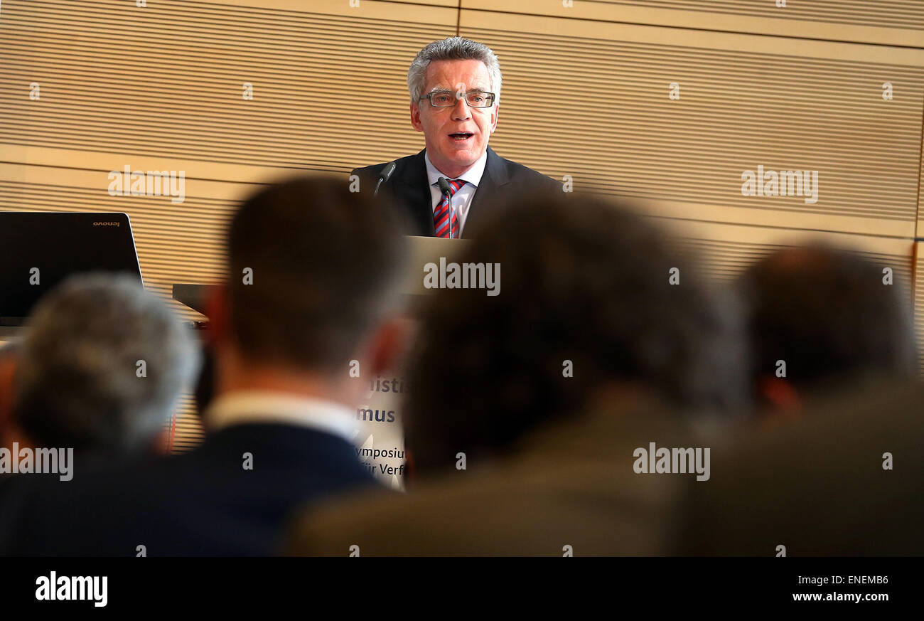 Berlino, Germania. 04 Maggio, 2015. Minsiter tedesco degli Interni Thomas de Maiziere (CDU) parla durante un simposio dell'Ufficio tedesco per la protezione della costituzione sul terrorismo islamico in Europa a Berlino, Germania, 04 maggio 2015. Foto: Wolfgang Kumm/dpa/Alamy Live News Foto Stock