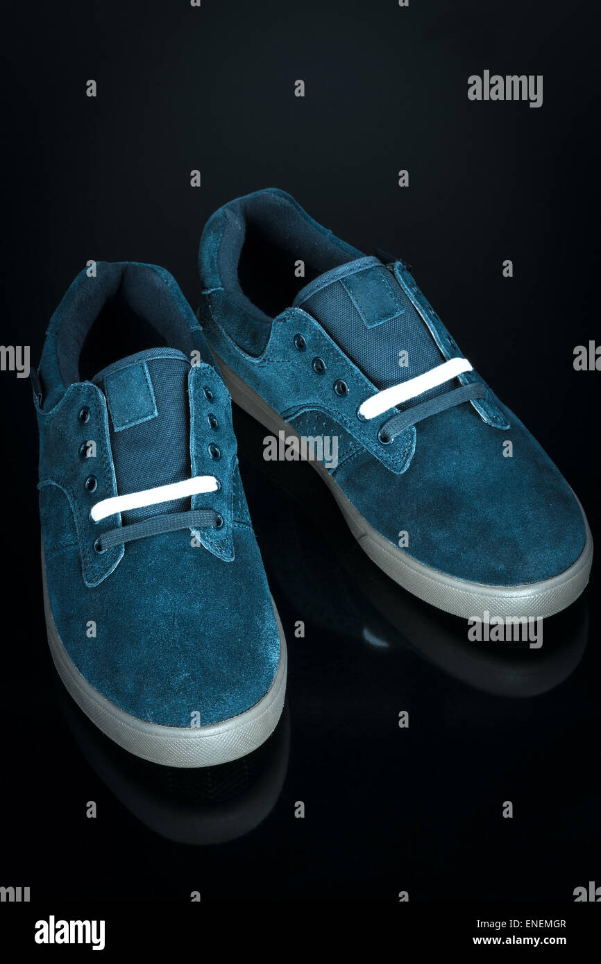 Blu scuro uomo in velluto di scarpa su sfondo nero Foto Stock