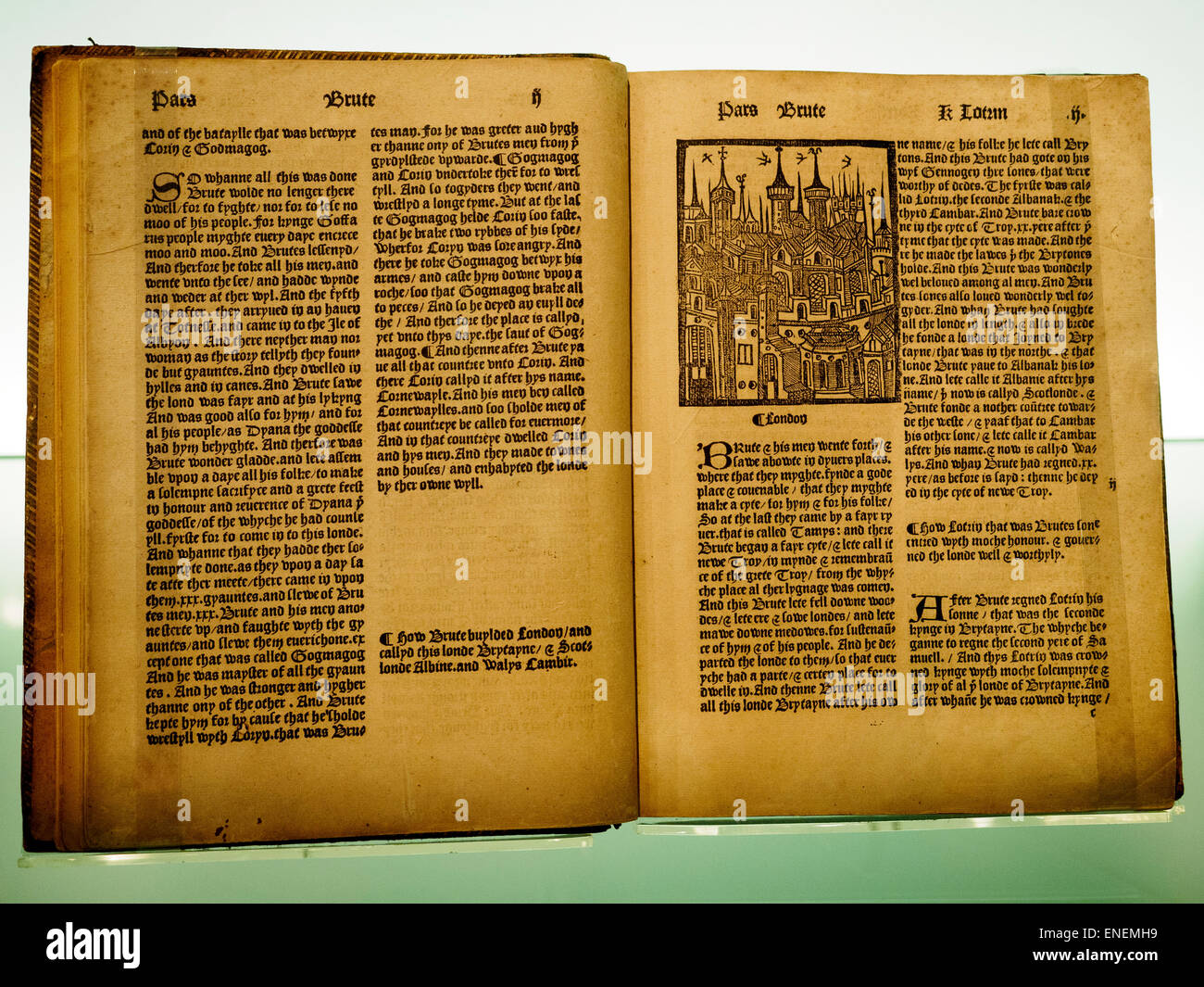 Le cronache di Inghilterra 1497 compilati da William Caxton nel 1480, il libro ripercorre la storia dell'Inghilterra fino al 1460 ed è stato in costante richiesta. Questa edizione è stata stampata da Wynkyn de Worde, una stampante dall'Alsazia che ereditò Caxton del negozio di Westminster. Il museo di Londra, Inghilterra Foto Stock