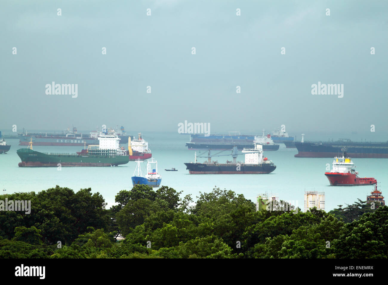 Panorama da Bird view di navi Cargo entrando in uno dei porti più trafficati del mondo, Singapore. Foto Stock