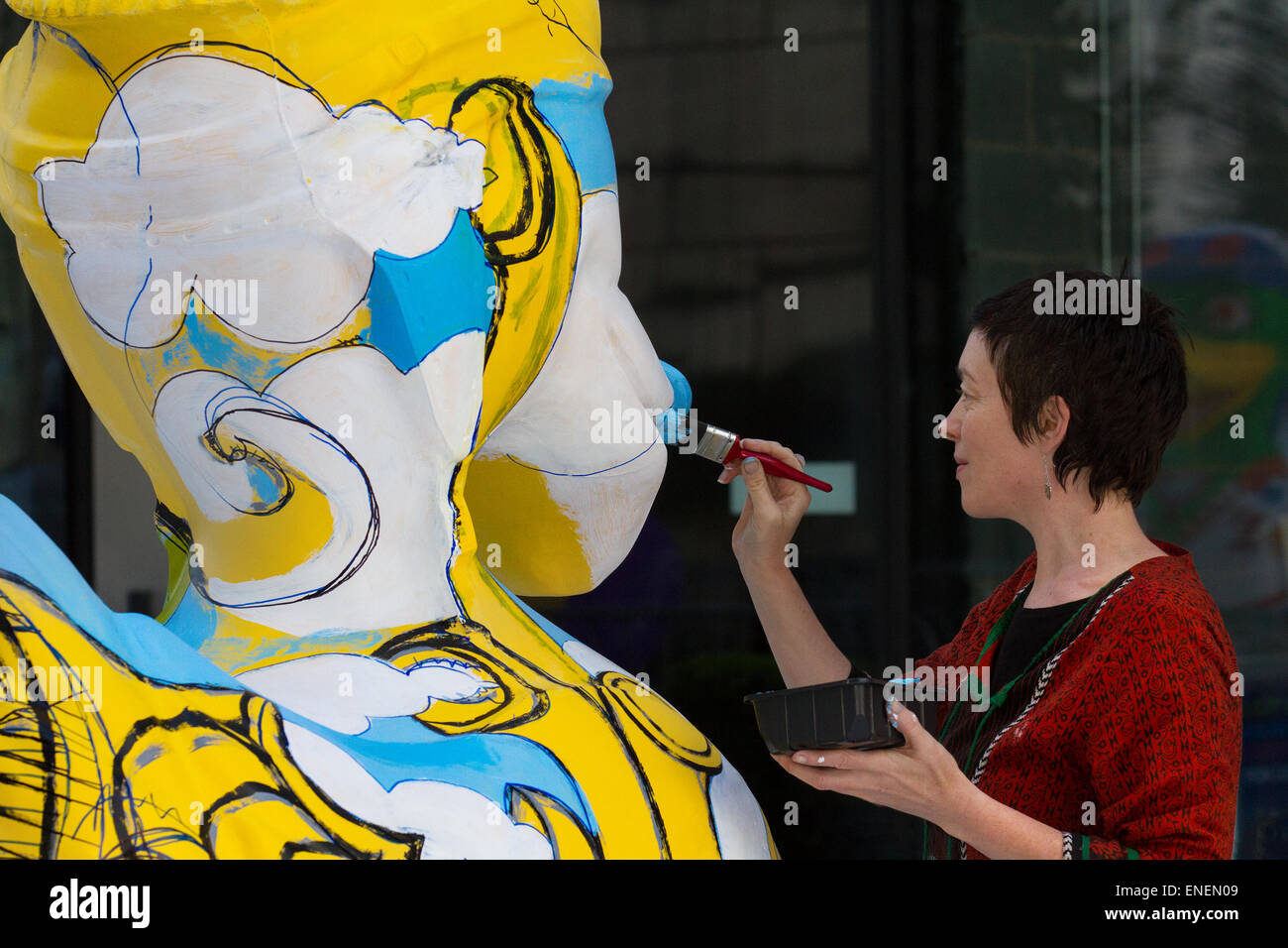 Colorate in vetroresina verniciata modello animale di scultura di anatra, Liverpool, Merseyside, 4rd, 2015. Elmear Kavanagh, mixed media artist, pittura la sua Beatles I fantastici quattro, anatra a tema al centro fiume Festival progetto. Un team di artisti è la decorazione di un host di gigante anatre in vista del pubblico presso l'isola di Mann lo sviluppo.Il Liverpool Duck Trail, commissionato da AquaDucked, sta per essere lanciato su LightNight per mostrare la vibrante viva la creatività in Liverpool. Foto Stock