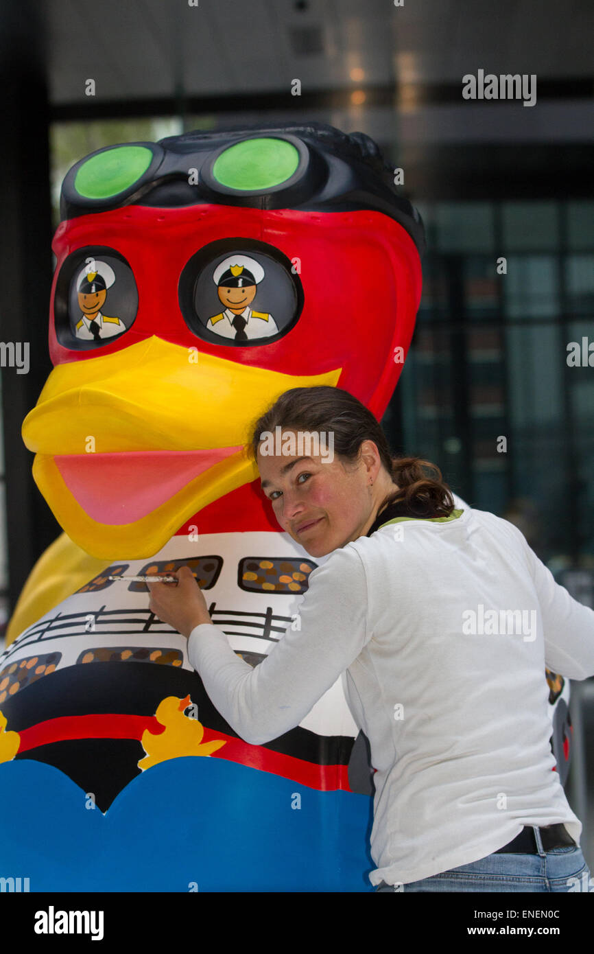 Colorate in vetroresina verniciata modello animale di scultura di anatra, Liverpool, Merseyside, 4rd, 2015. Kate Lloyd, da ovest Kirkby, dipinto il suo 'Waterfront' anatra a tema presso il Centro della Città di Fiume Progetto Festival. Un team di artisti è la decorazione di un host di gigante anatre in vista del pubblico presso l'isola di Mann lo sviluppo.Il Liverpool Duck Trail, commissionato da AquaDucked, sta per essere lanciato su LightNight per mostrare la vibrante viva la creatività in Liverpool. Foto Stock