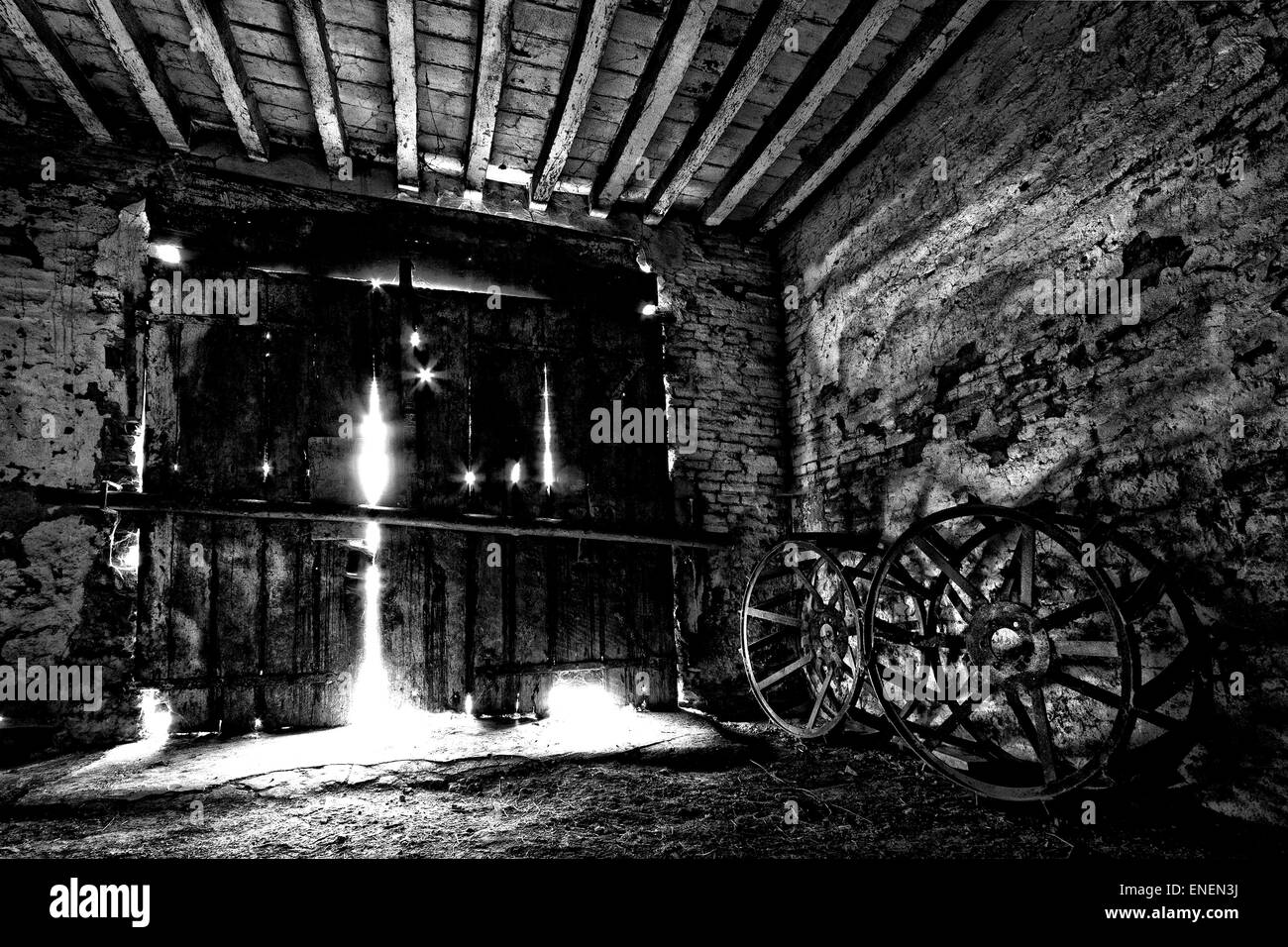 Una vecchia porta con 2 ruote vecchio trattore Foto Stock