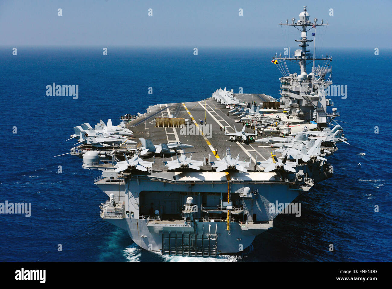 US Navy Nimitz-classe-nucleare powered supercarrier USS John C. Stennis durante le operazioni del 1 maggio 2015 nell'Oceano Pacifico. Foto Stock