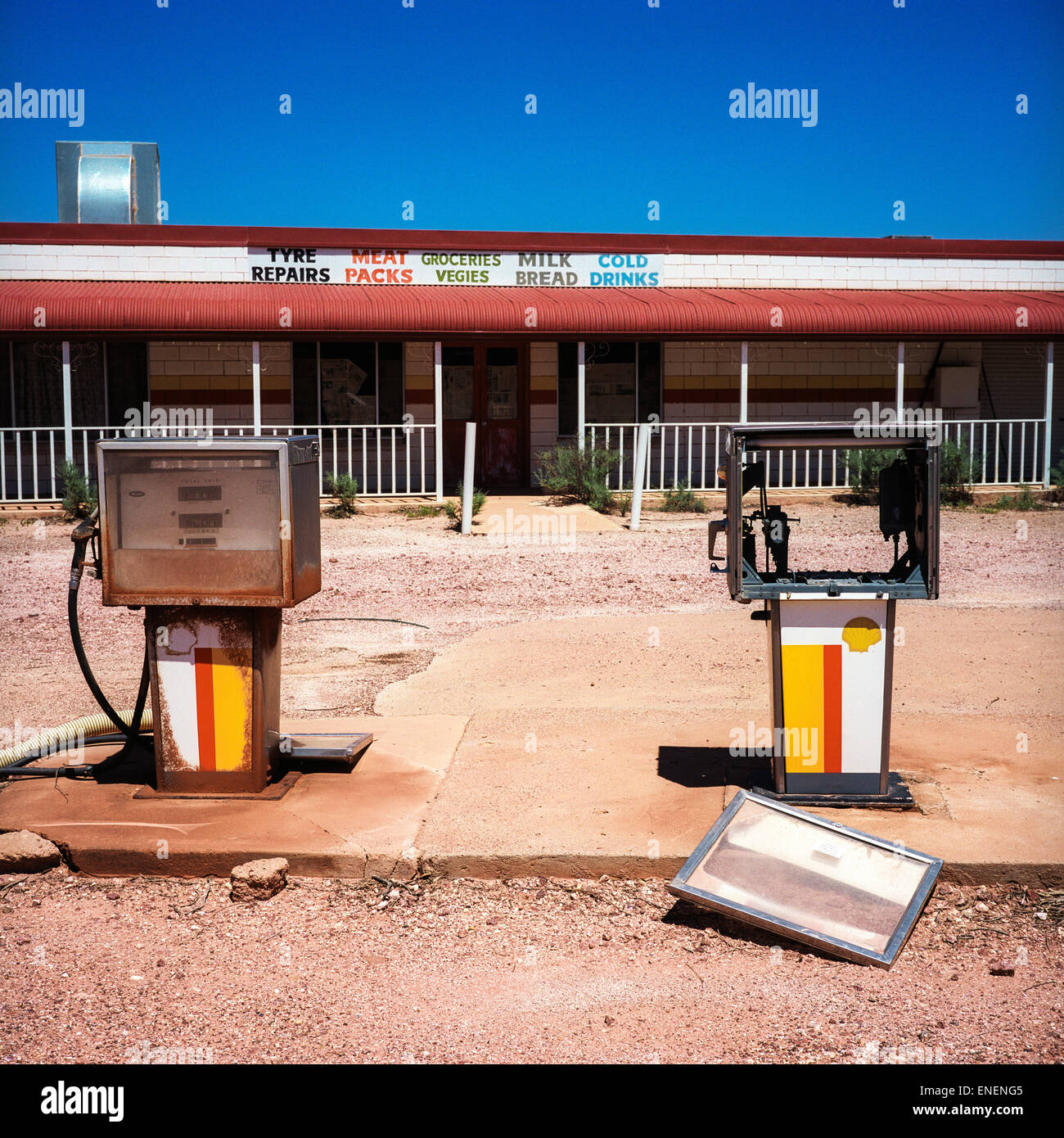 Abbandonata la stazione di benzina, NSW, Outback Bianche Scogliere Australia Foto Stock