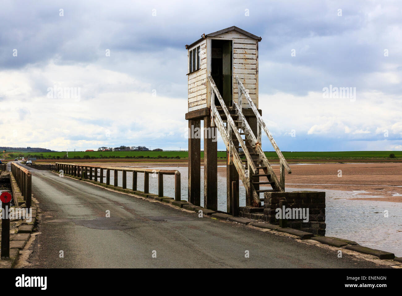 Sicurezza look out post sull'incrocio di marea dalla Northumberland terraferma all Holy Isle e Lindisfarne, England, Regno Unito Foto Stock