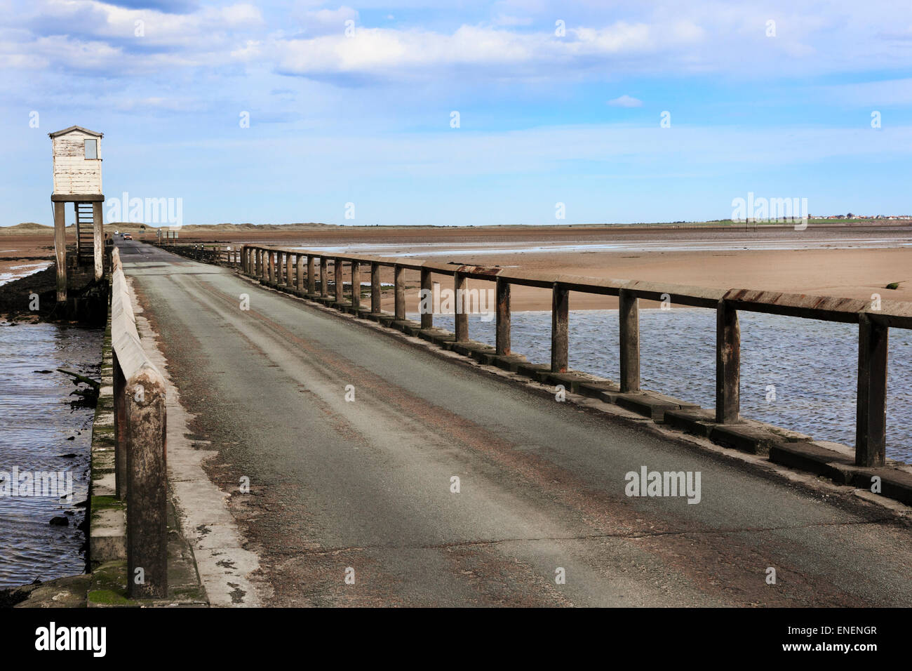 Sicurezza look out post sull'incrocio di marea dalla Northumberland terraferma all Holy Isle e Lindisfarne, England, Regno Unito Foto Stock