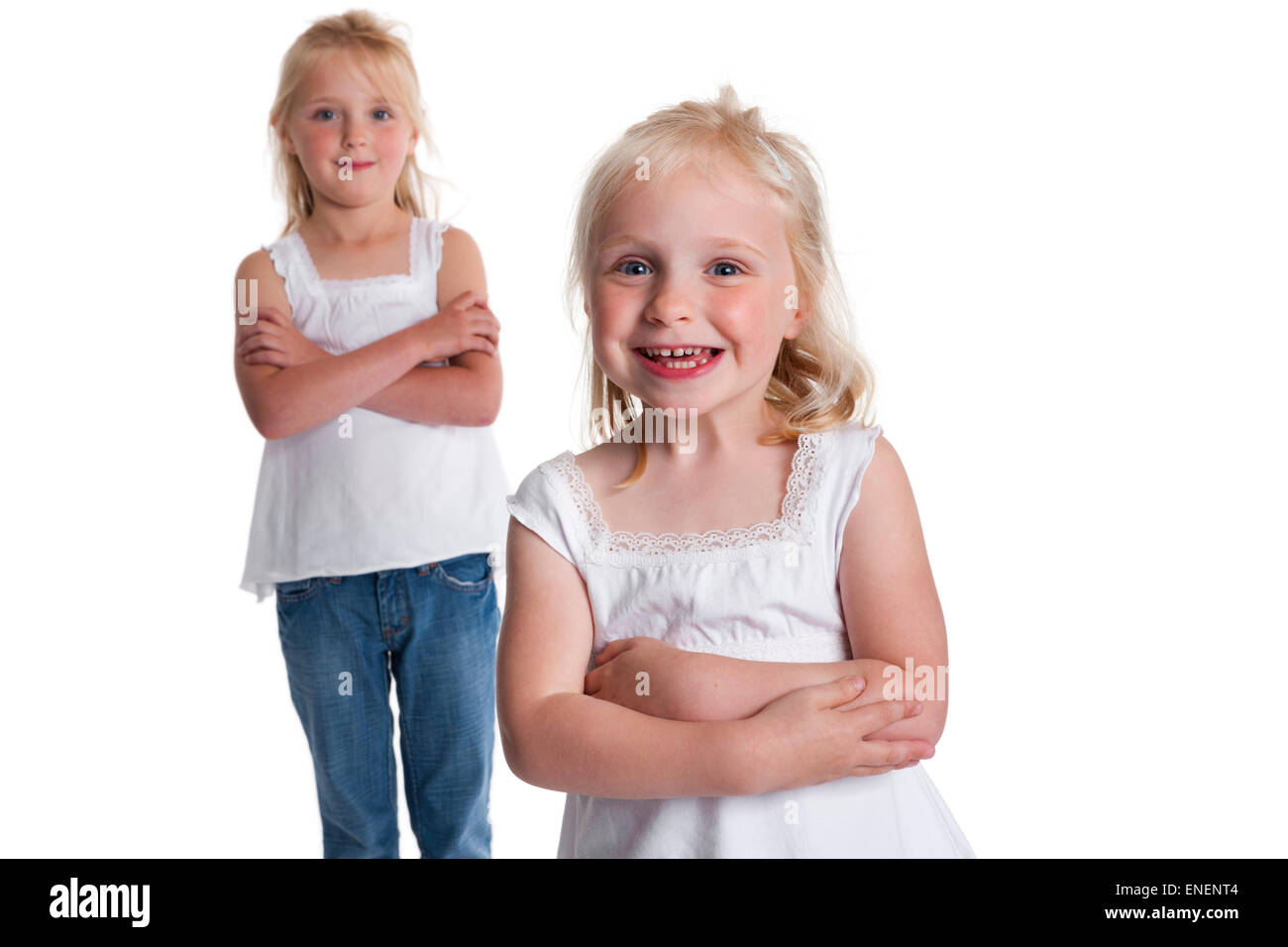 Ritratto di due sorelle bionda su sfondo bianco Foto Stock