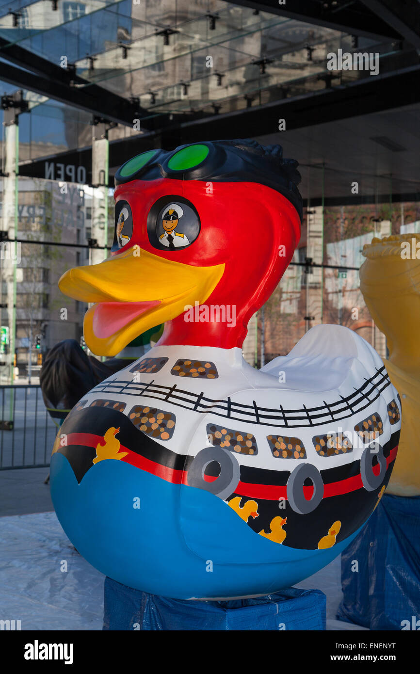 Colorate in vetroresina verniciata modello animale di scultura di anatra, Liverpool, Merseyside, 4rd, 2015. Waterfront Anatra a tema presso il Centro della Città di Fiume Progetto Festival. Un team di artisti è la decorazione di un host di gigante anatre in vista del pubblico presso l'isola di Mann lo sviluppo.Il Liverpool Duck Trail, commissionato da AquaDucked, sta per essere lanciato su LightNight per mostrare la vibrante viva la creatività in Liverpool. Foto Stock