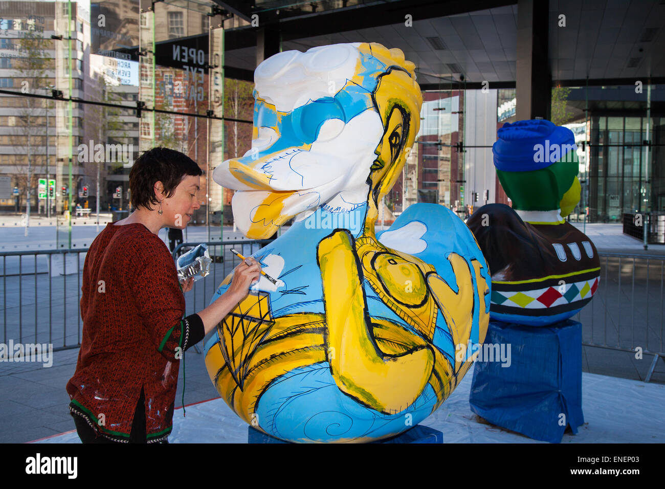 Colorate in vetroresina verniciata modello animale di scultura di anatra, Liverpool, Merseyside, 4rd, 2015. Elmear Kavanagh, mixed media artist, pittura la sua Beatles I fantastici quattro, anatra a tema al centro fiume Festival progetto. Un team di artisti è la decorazione di un host di gigante anatre in vista del pubblico presso l'isola di Mann lo sviluppo.Il Liverpool Duck Trail, commissionato da AquaDucked, sta per essere lanciato su LightNight per mostrare la vibrante viva la creatività in Liverpool. Foto Stock