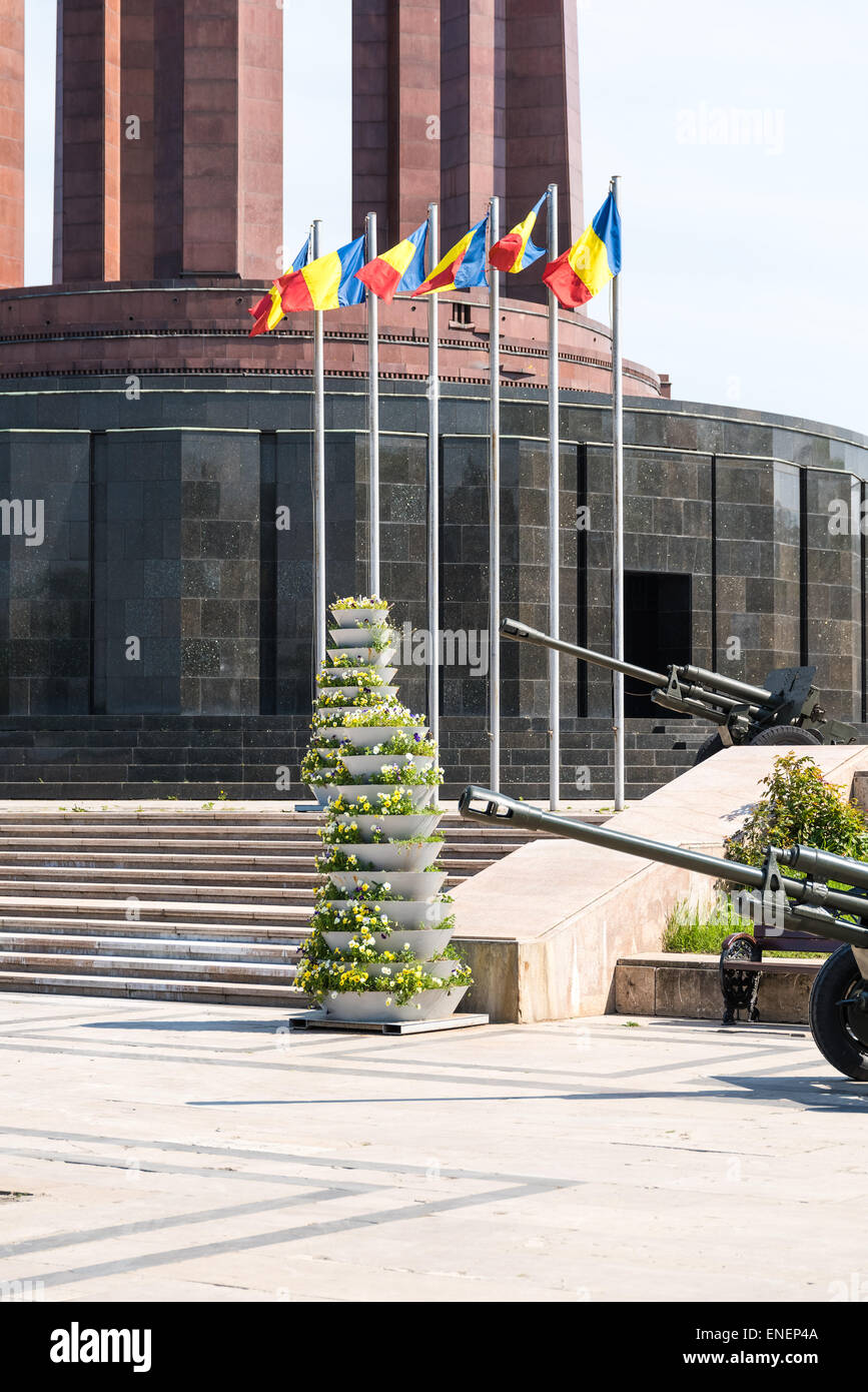 Il Mausoleo di eroi rumeno è stato costruito nel 1963 ed è situato nel Parco Carol a Bucarest in Romania. Foto Stock