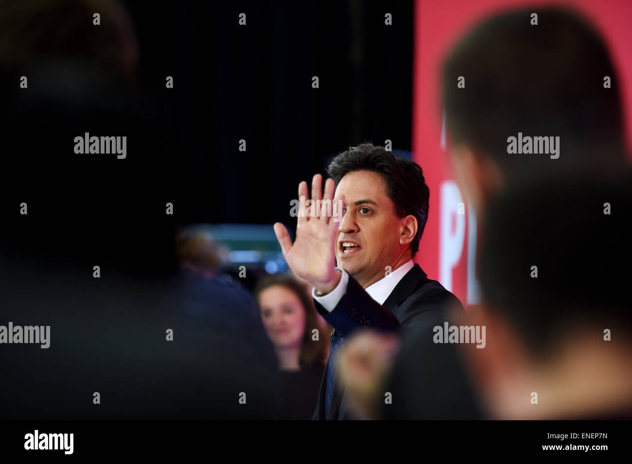 Hove SUSSEX REGNO UNITO 4 Maggio 2015 - Ed Miliband leader del partito laburista che parla a loro elezione generale Rally tenutasi a Brighton e Hove Sixth Form College questa mattina Credito: Simon Dack/Alamy Live News Foto Stock