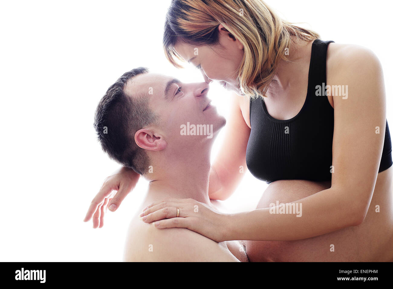 Bella futuro genitori: la sua gravidanza Asian moglie e un marito felice con la nuova vita di famiglia completa Foto Stock