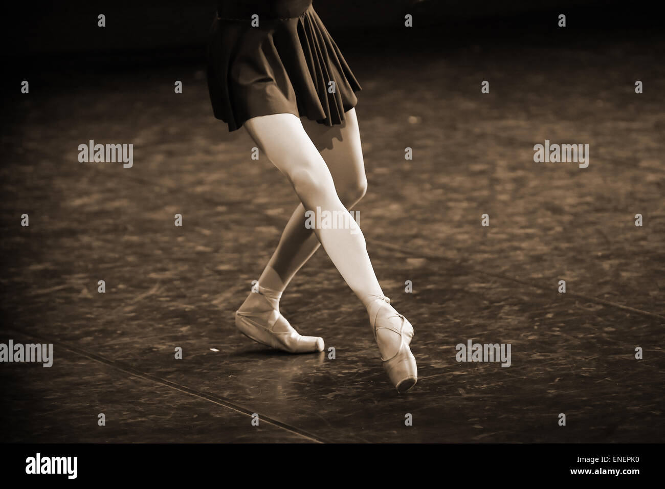 I piedi di una ballerina durante un balletto classico.effetto seppia aggiunto Foto Stock